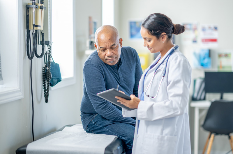 Doctor-discussing-treatment-of-bladder-diverticulum
