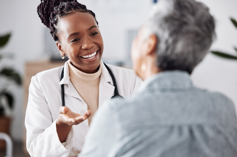 Doctor-explaining-bladder-stone-treatment