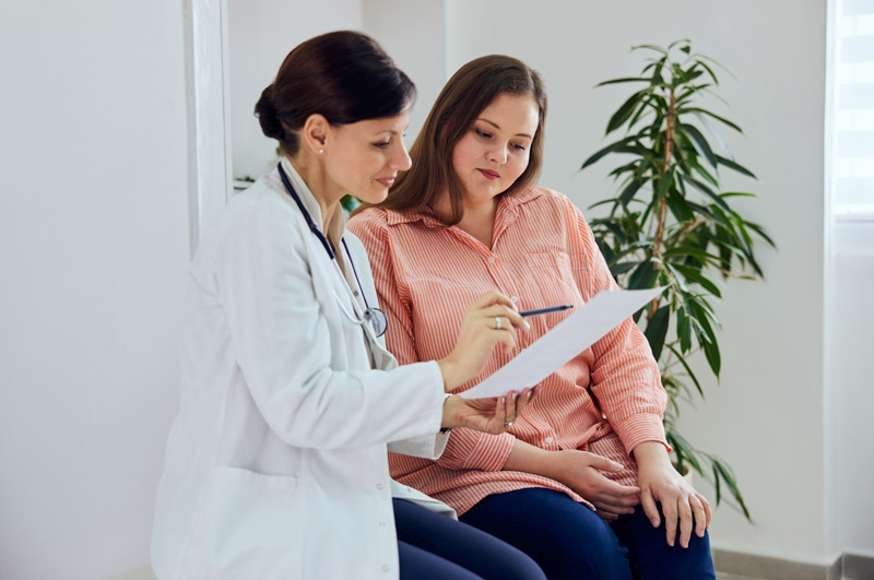 Doctor-explaining-treatment-for-cystocele-bladder-prolapse