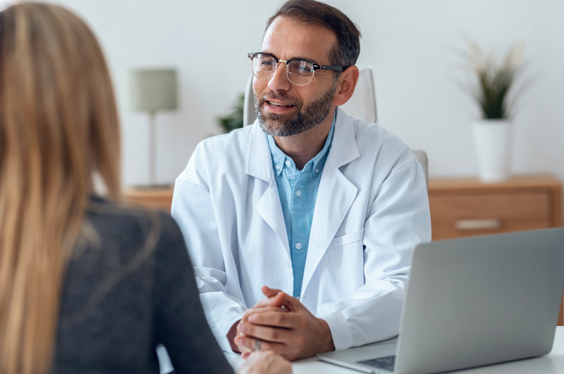 Doctor-explaining-treatment-for-ureteral-obstruction