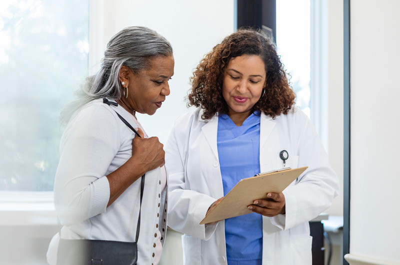 Doctor-explaining-treatment-for-uterine-prolapse