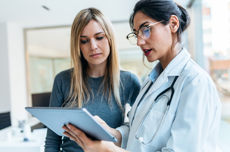 Doctor-explaining-treatment-options-for-congenital-müllerian-anomalies