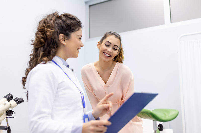 Doctor-explaining-fistula-repair-options-to-patient