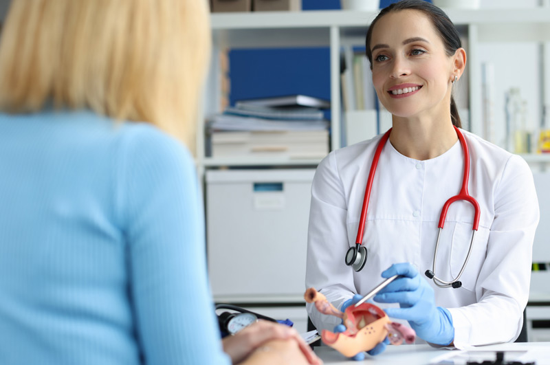 Doctor-explaining-hysterectomy-to-female-patient