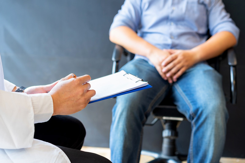 Doctor-explaining-pelvic-floor-muscle-treatments