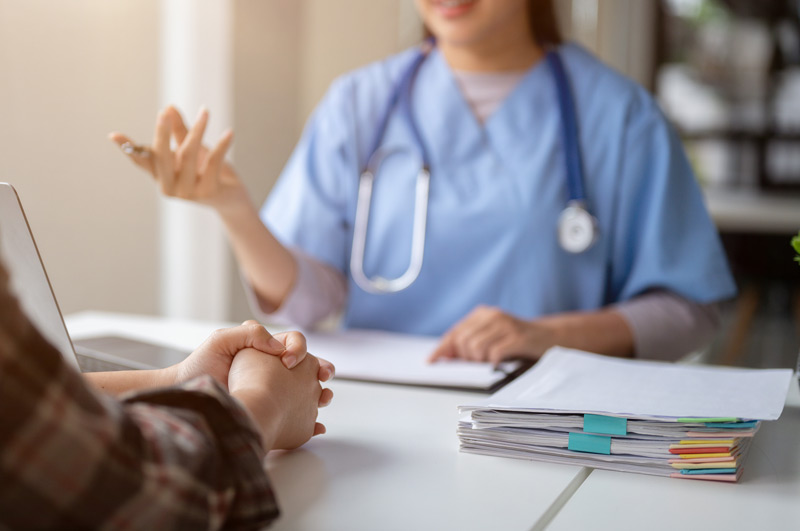 Doctor-explaining-ureteral-and-ureteropelvic-junction-(UPJ)-treatment