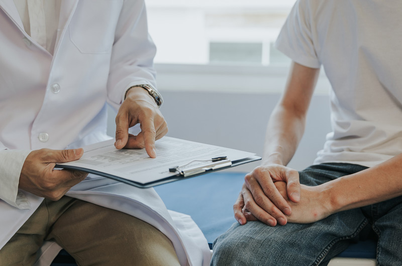 Doctor-explaining-urinary-incontinence-treatment