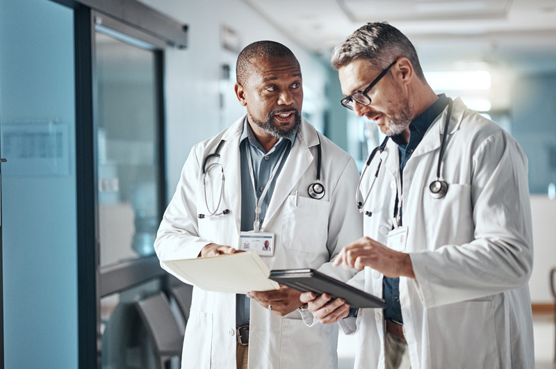Doctors-discussing-ureteral-reconstruction